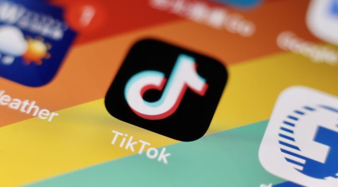 Apple и Google с предупреждение да премахнат TikTok от магазините си в САЩ