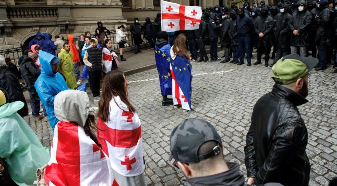 Протест пред парламента в Грузия заради законопроекта за чуждестранните агенти