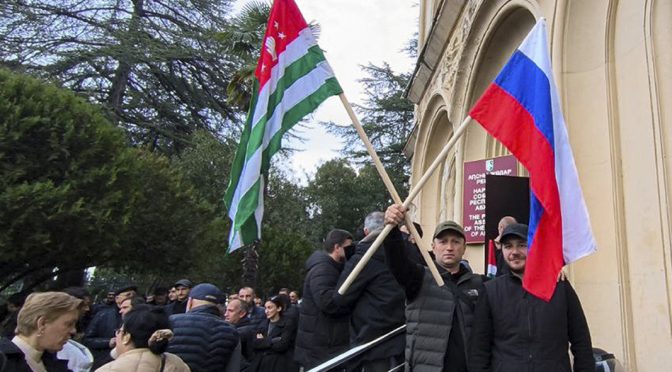 Протестиращи окупираха парламента на грузинския регион Абхазия