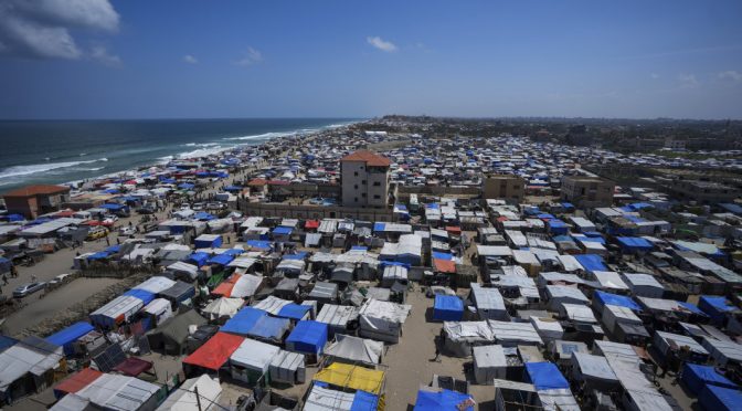 Около 360 000 палестинци са напуснали източния град Рафах в Ивицата Газа