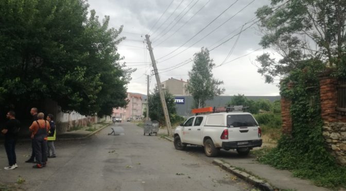 Вятър наклони стълб от електропреносната мрежа в Кюстендил