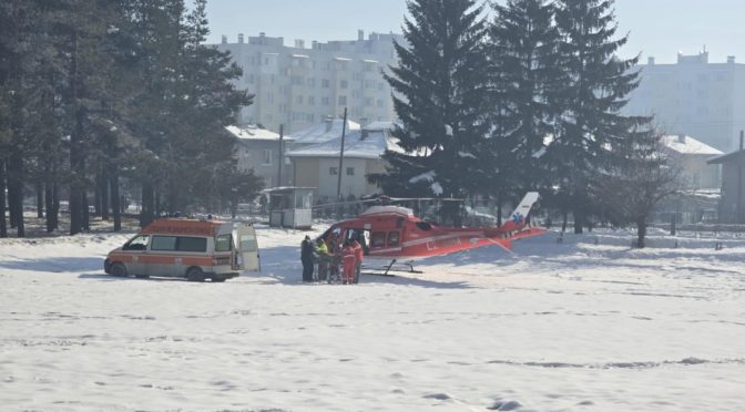 Хеликоптер транспортира до болницата в Пловдив турист, паднал от тераса в Банско