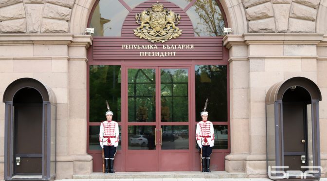 Тържествена смяна на почетния караул пред президентството