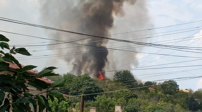 Потушен е пожарът в района на село Ореш, пострадал е доброволец