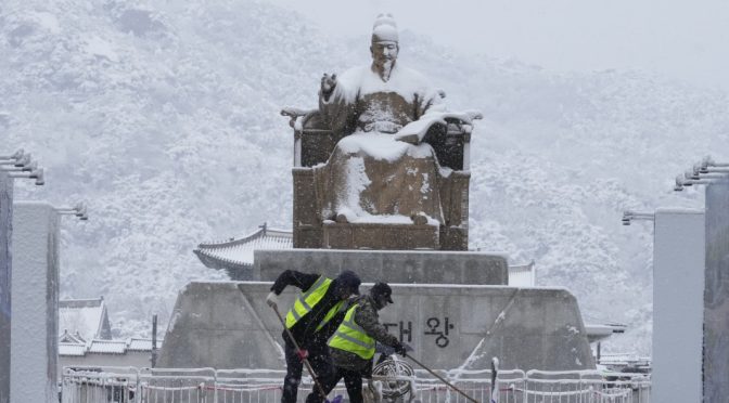 Рекорден снеговалеж засипа Сеул