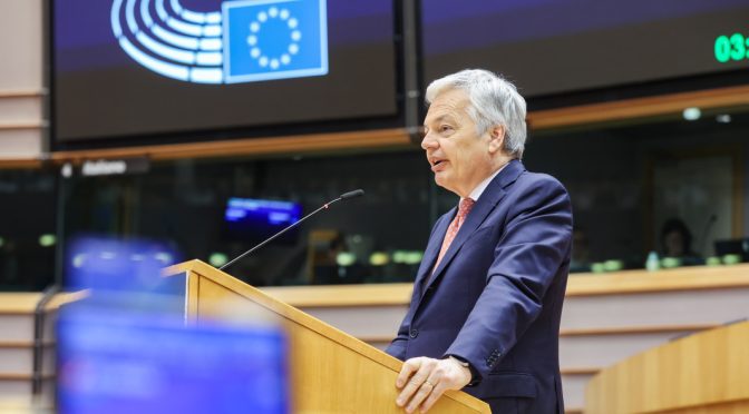 Еврокомисар Рейндерс: При случаи на цензура трябва да се заведе дело