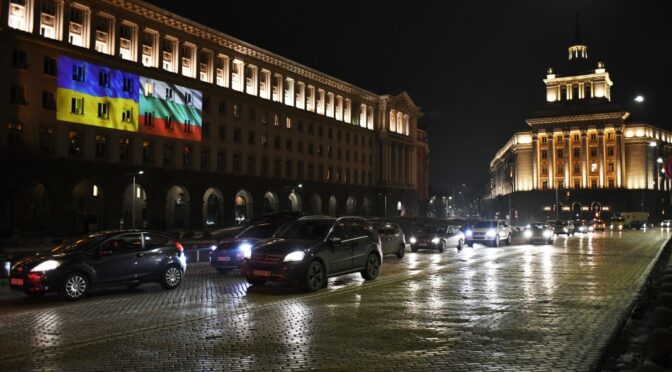 Сградата на Министерския съвет бе осветена в цветовете на украинското и българското знаме