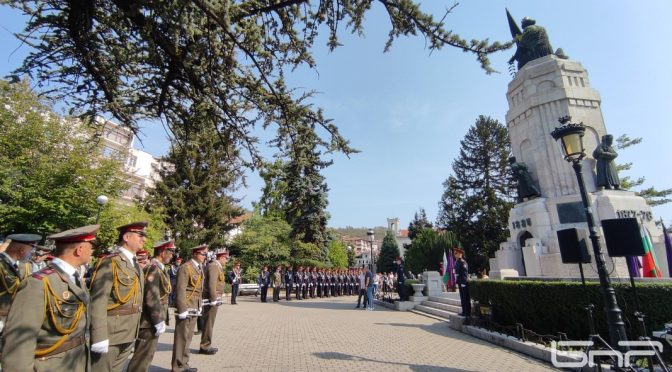 С военен ритуал и общоградско поклонение във В. Търново отбелязаха 139 години от Съединението