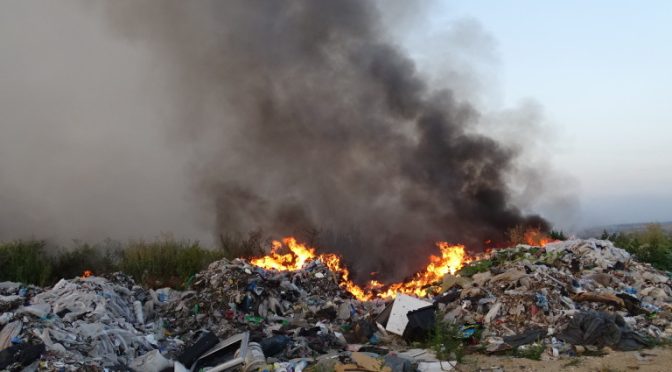 Запали се нерегламентирано сметище край пловдивското село Белозем