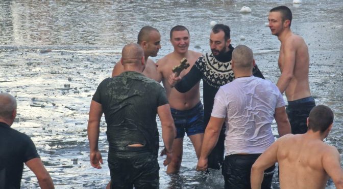 Онник Таракчиян спаси кръста на Богоявление в Перник