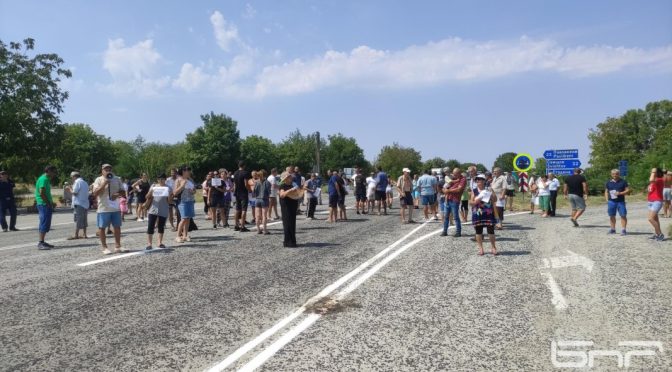 Протестиращите срещу безводието в Свищовско затвориха на две места пътя Плевен-Русе