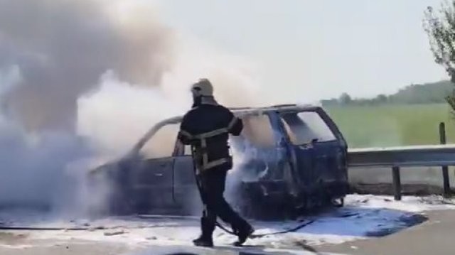 Кола се запали на АМ "Тракия" край Калугерово, няма пострадали