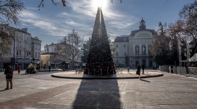 13-метрова коледна елха грейва в центъра на Пловдив