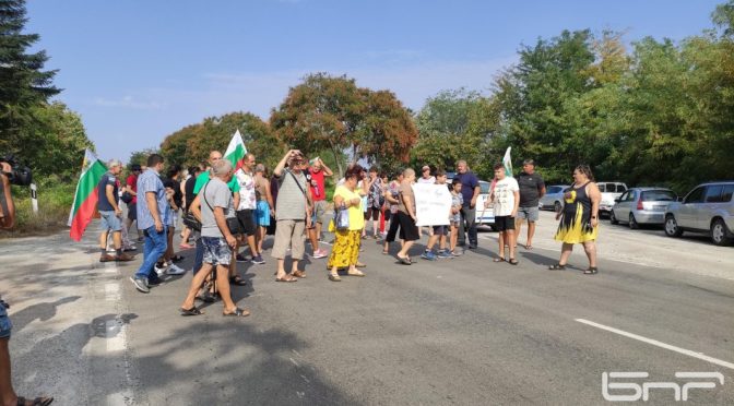 Жителите на четири свищовски села, страдащи от безводие, затвориха за половин час пътя Плевен-Русе