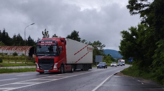 Спират движението на тирове през прохода "Петрохан" от 16 октомври