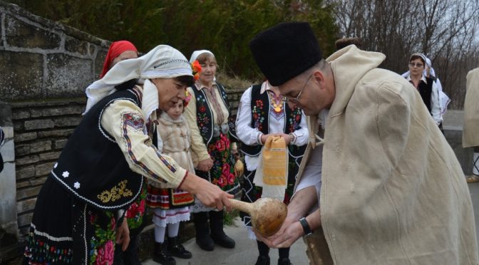 Павликенското с. Караисен чества Ивановден с автентичен ритуал