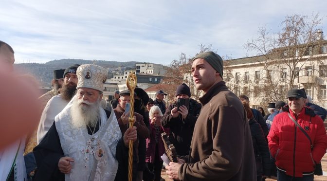 Светия кръст от водите на река Осъм в Ловеч извади 21-годишният Павел Георгиев