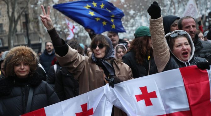 Поддръжници на грузинската опозиция протестираха, образувайки живи вериги