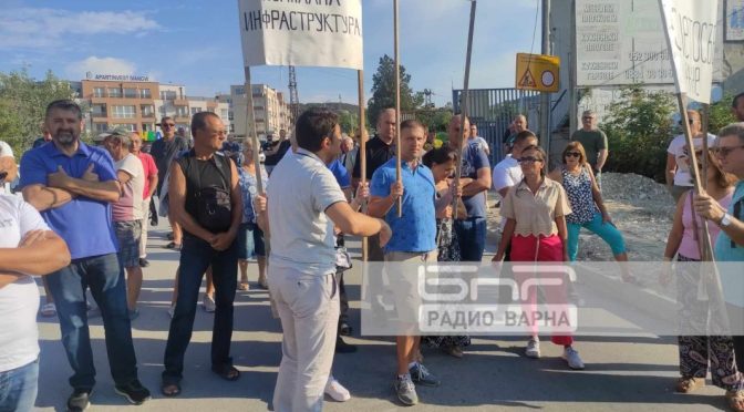 Протестиращи в Пчелина: Не издържаме вече! Фирмата-изпълнител: До 6 септември улиците ще бъдат възстановени