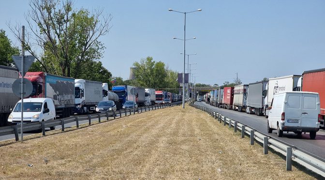 Опашки от коли и камиони  в района на граничния пункт "Дунав мост" при Русе