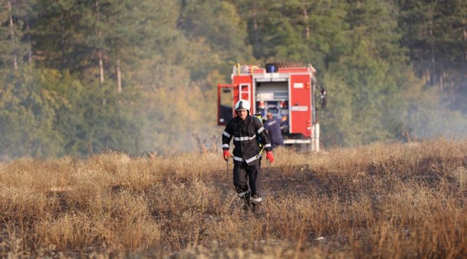 Пожарът край граничното село Църварица е локализиран от три страни