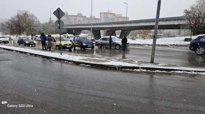 Няколко ПТП-та след падналия снеговалеж в София