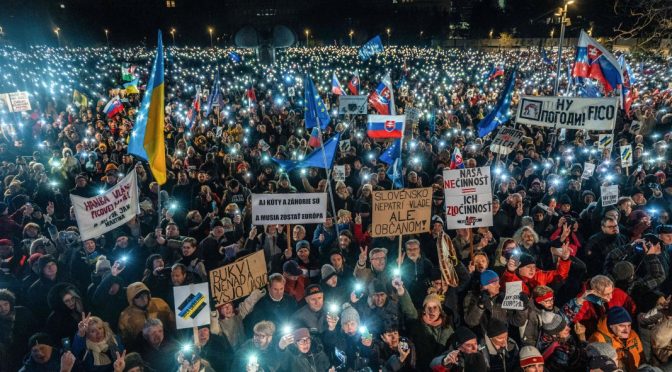 Хиляди протестираха в Словакия срещу външната политика за по-тесни връзки с Русия