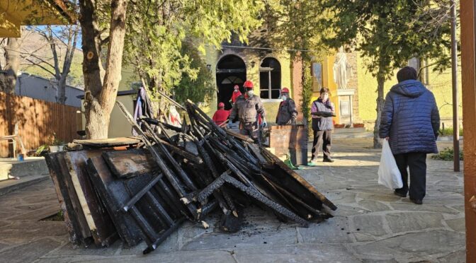 Разчистват храм "Св. Богородица" в Сливен след вчерашния пожар