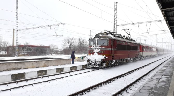 Блокирани пътници в два влака заради проблеми с контактната мрежа