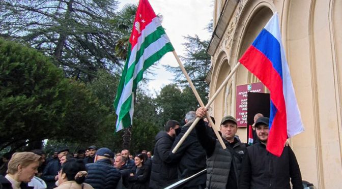 13 души са пострадали при бурните протести в Абхазия