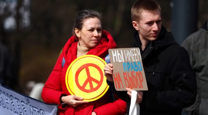 Представители на руската опозиция на протест в центъра на София