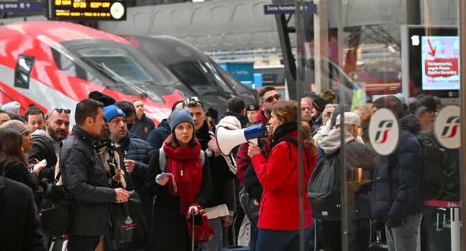 Големи затруднения в жп трафика в Италия след електрическа повреда, опозицията атакува Салвини