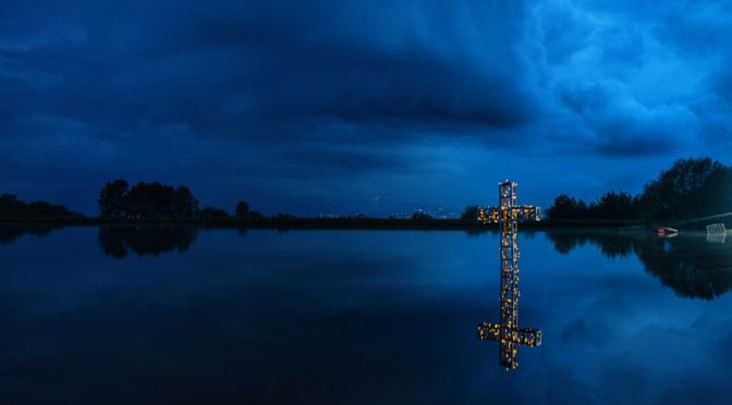 Светещ кръст над Кюстендил за Разпети петък